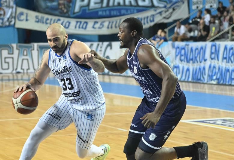 Regatas Corrientes venció a Peñarol en el Polideportivo Islas Malvinas