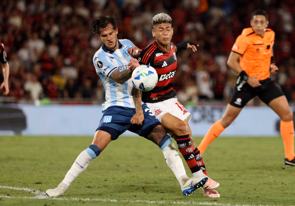 Racing perdió sobre el final contra Flamengo por la ida de las semifinales de la Copa Libertadores
