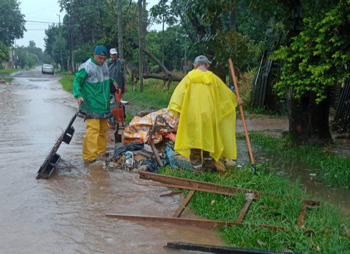 La Municipalidad despliega operativos en distintos barrios tras las intensas lluvias