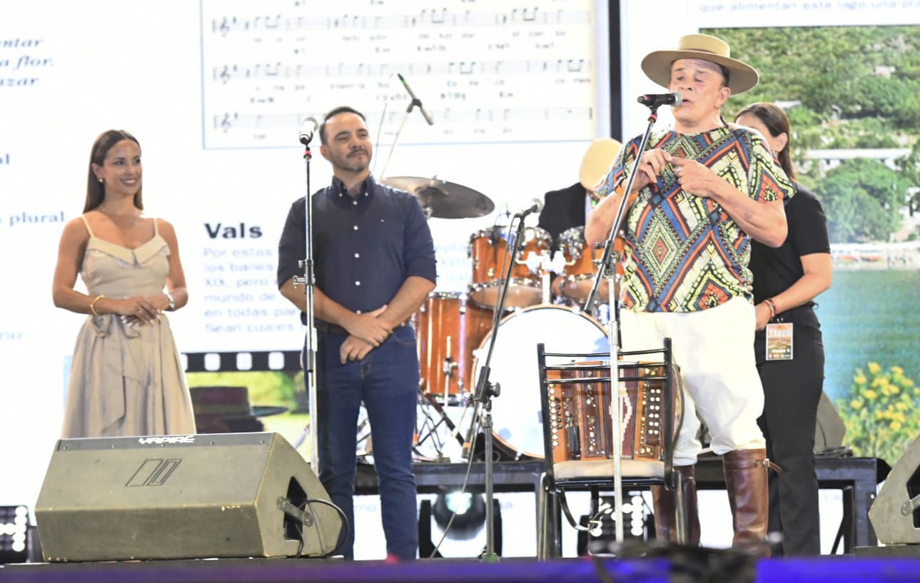 Valdés asistió a la apertura de la 35° Fiesta Nacional del Chamamé, que inició con gran marco de público