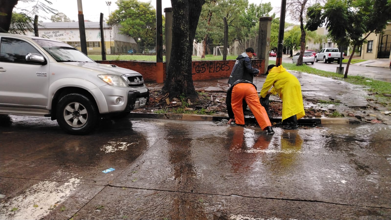Lluvias: cuadrillas municipales realizaron intensos trabajos de limpieza de canales y sumideros