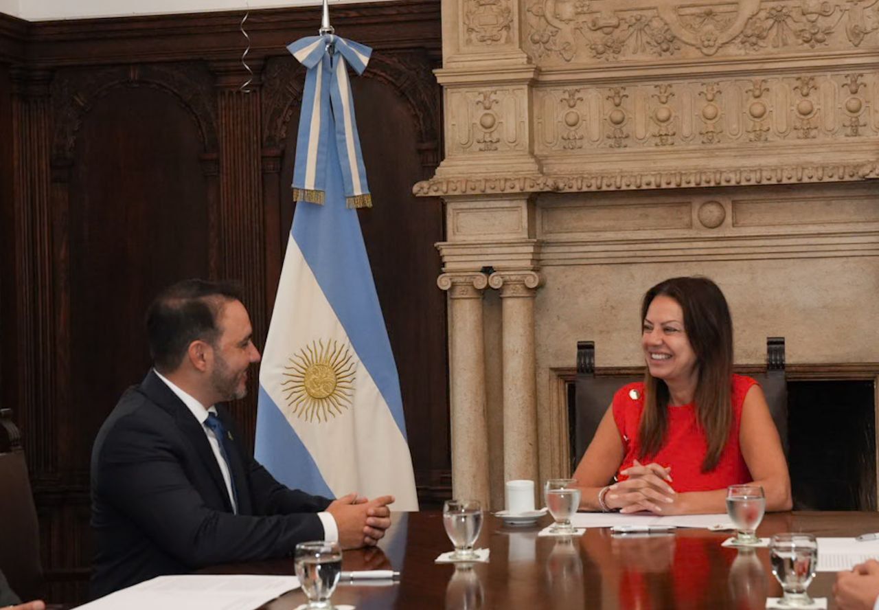 El gobernador Juan Pablo Valdés firmó el pago de la deuda de Anses con Corrientes por $40.000 millones
