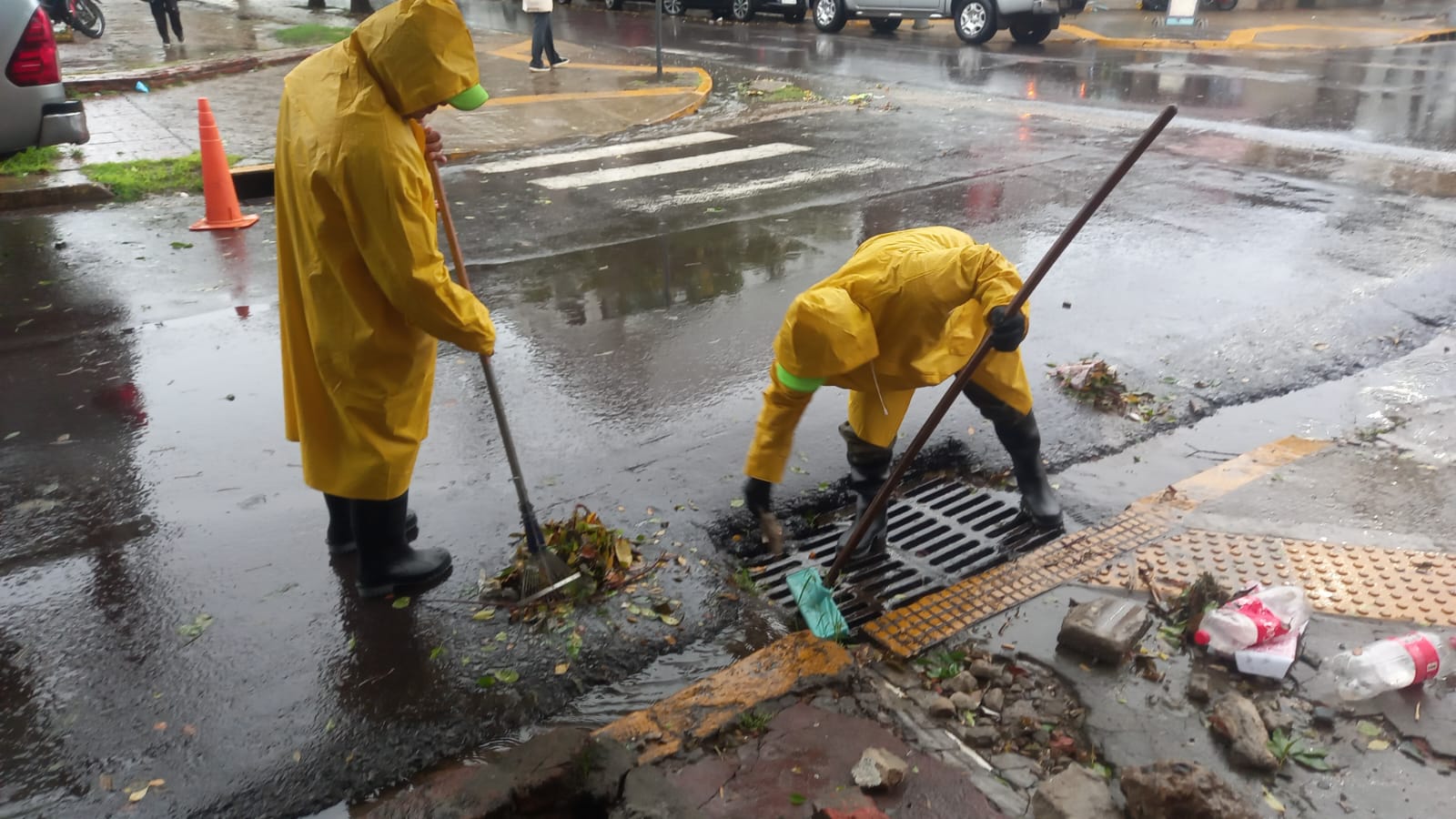 Lluvias: cuadrillas municipales mantienen recorridas con limpieza de canales y sumideros