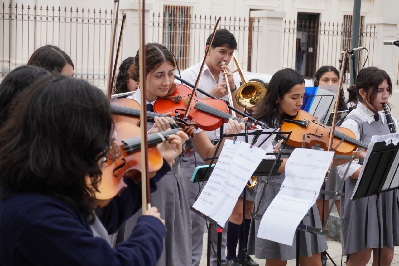 Con música, danzas y obras visuales, Educación celebró el mes de Corrientes en la Plaza Cabral