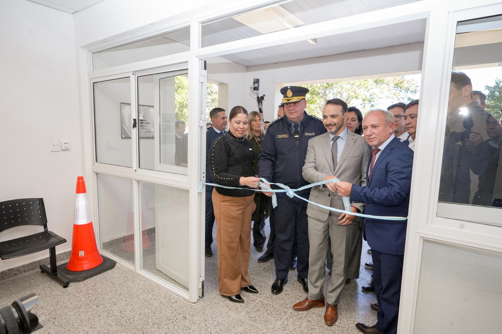 El gobernador Valdés inauguró la nueva comisaría de Parada Pucheta