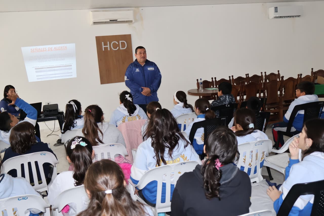 Saladas fortalece la prevención del bullying y la ludopatía digital en jóvenes