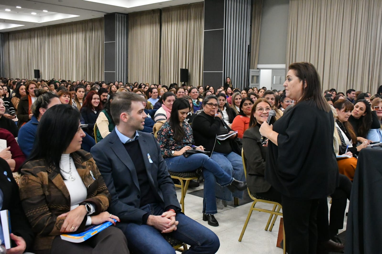 Docentes se capacitaron con Laura Lewin sobre herramientas para generar un buen clima en el aula