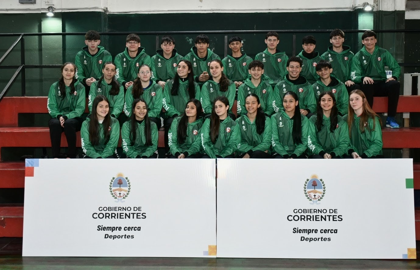 El Gobierno entregó indumentaria deportiva a seleccionados de Vóley que viajan a Miramar