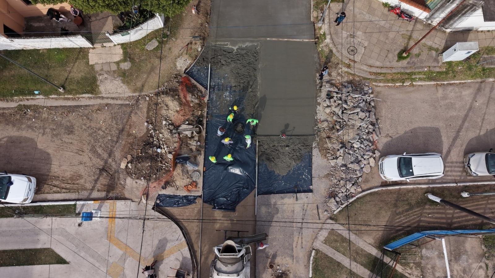 La Municipalidad recupera la transitada calle Elías Abad con más de 700 metros de bacheo integral 