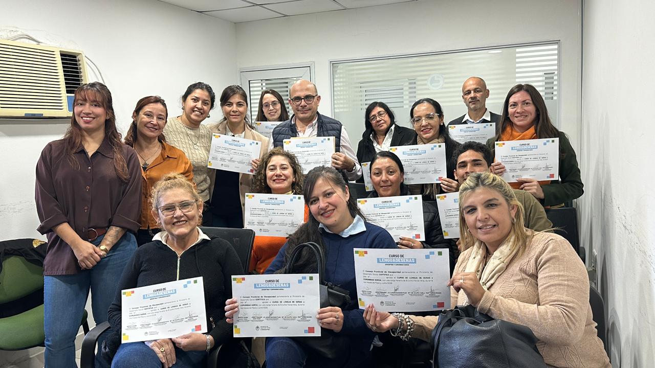 Capacitaron en lengua de señas al personal de atención al público de la DPEC