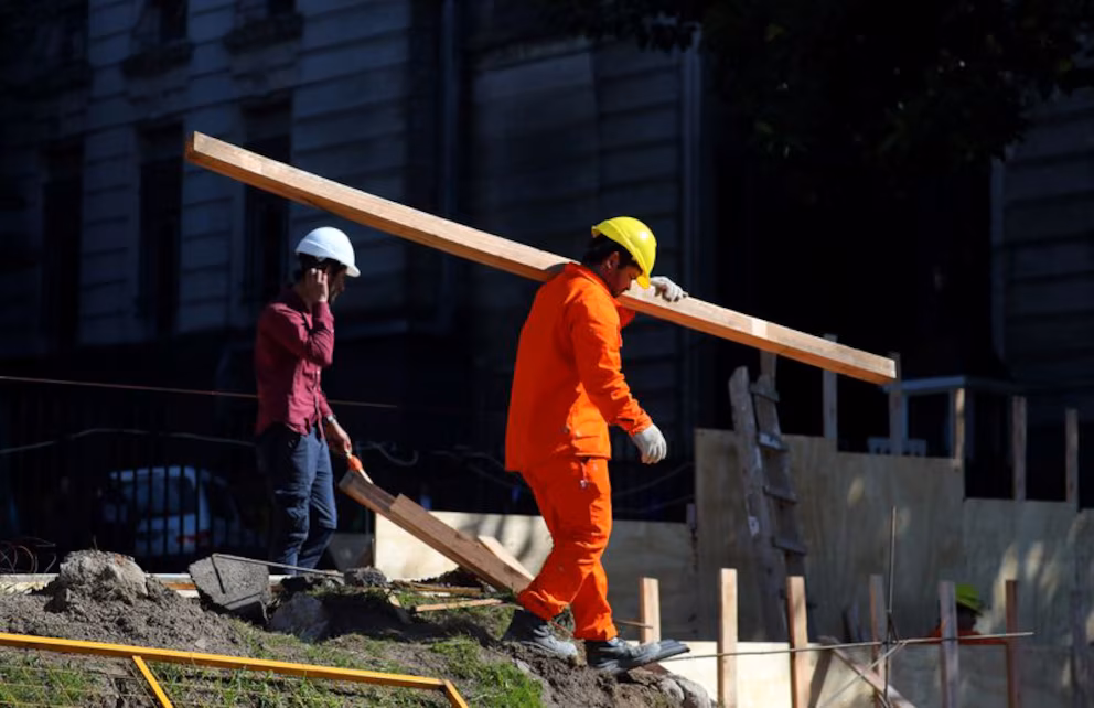 Construcción e industria volvieron a caer en abril y profundizan la desaceleración económica
