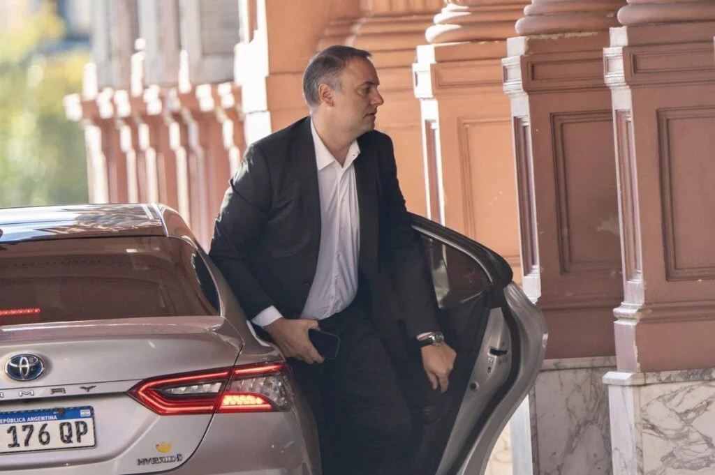 Manuel Adorni renunció a la Jefatura de Gabinete en medio de la investigación por presunto enriquecimiento ilícito 