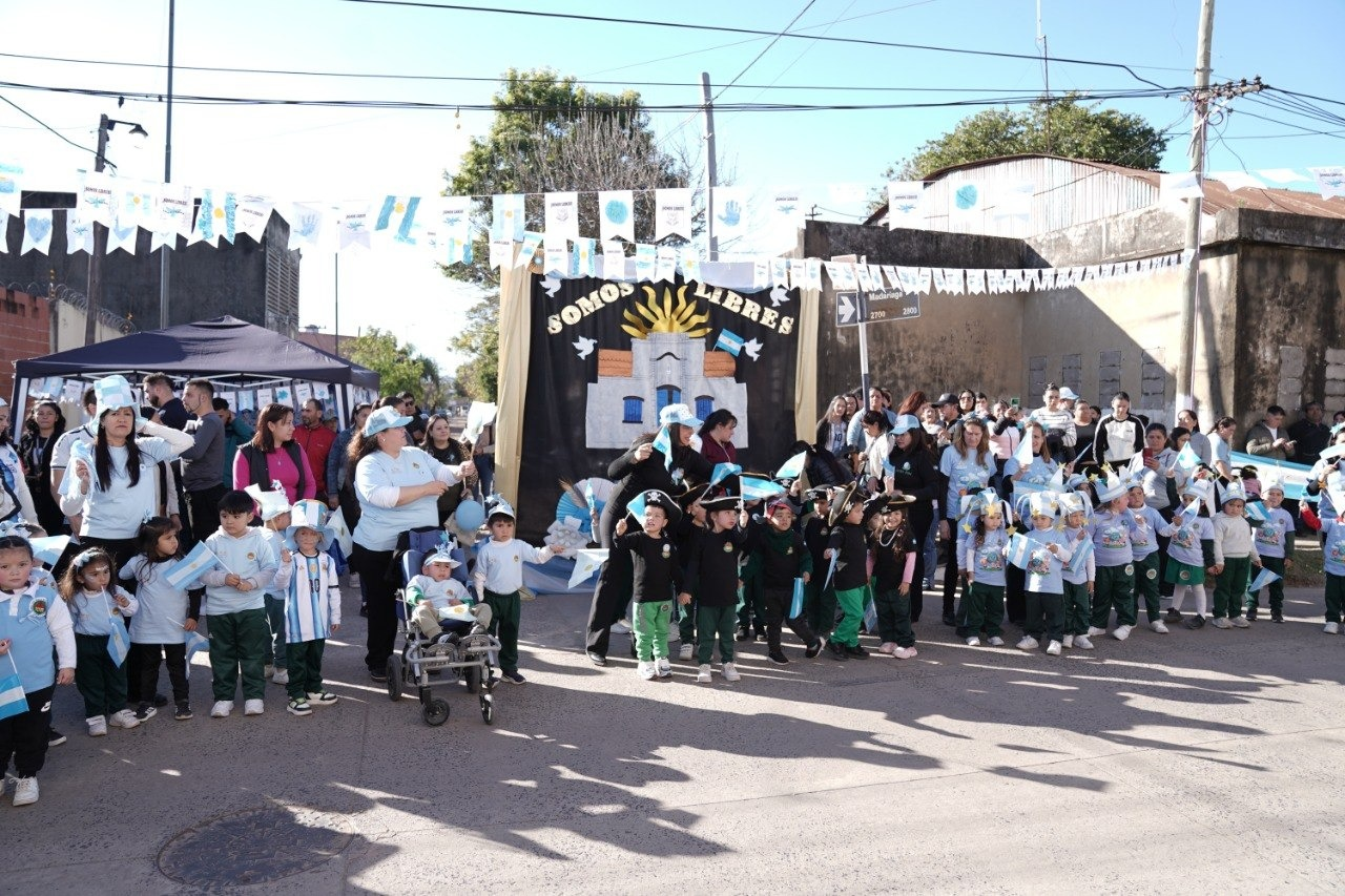 Con el acompañamiento del Municipio, niños y niñas de los CDI protagonizaron un colorido desfile patrio 