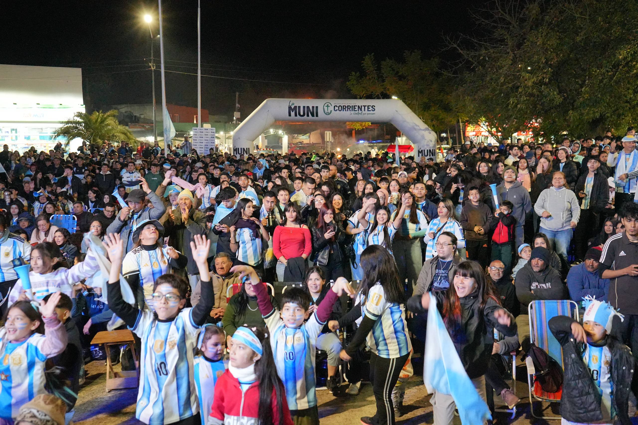 El pase a la semifinal se vivió con emoción en otro multitudinario Fan Fest de La Muni
