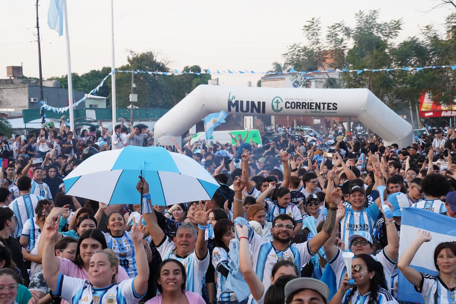 Argentina heroica: el Fan Fest municipal volvió a ser cábala para un histórico triunfo ante Inglaterra